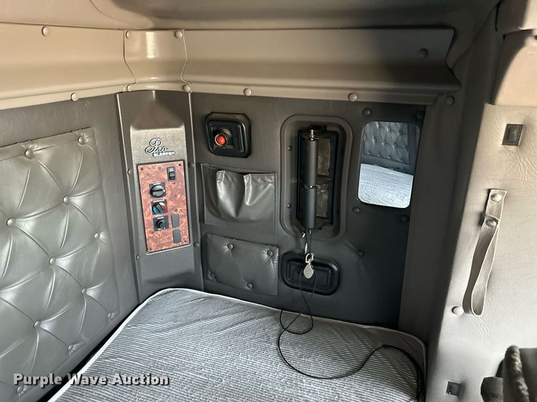 image for item EK9886 2000 International 9200i  semi truck