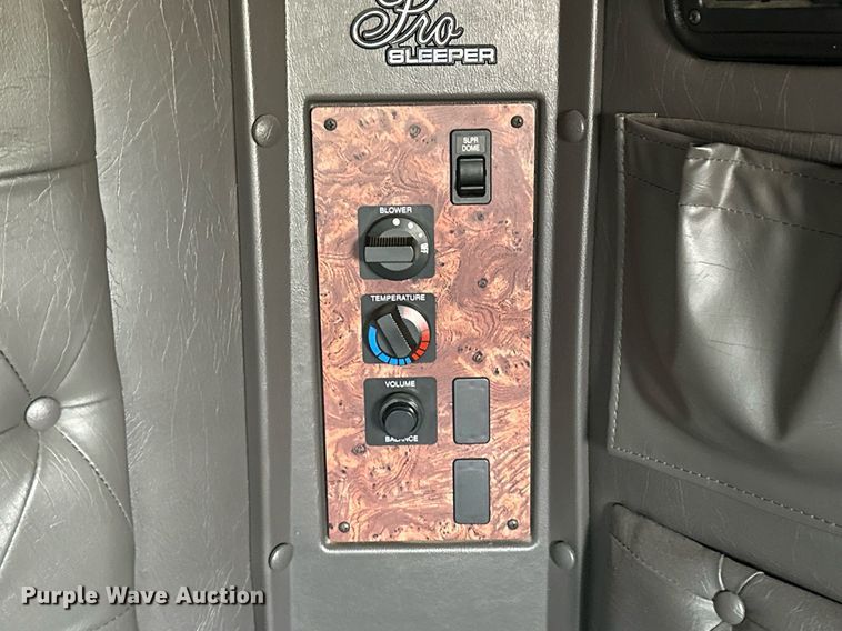 image for item EK9886 2000 International 9200i  semi truck