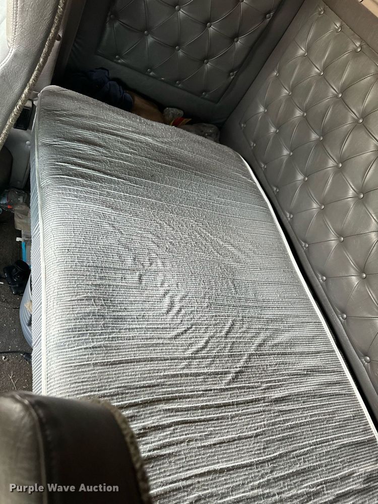 image for item EK9886 2000 International 9200i  semi truck