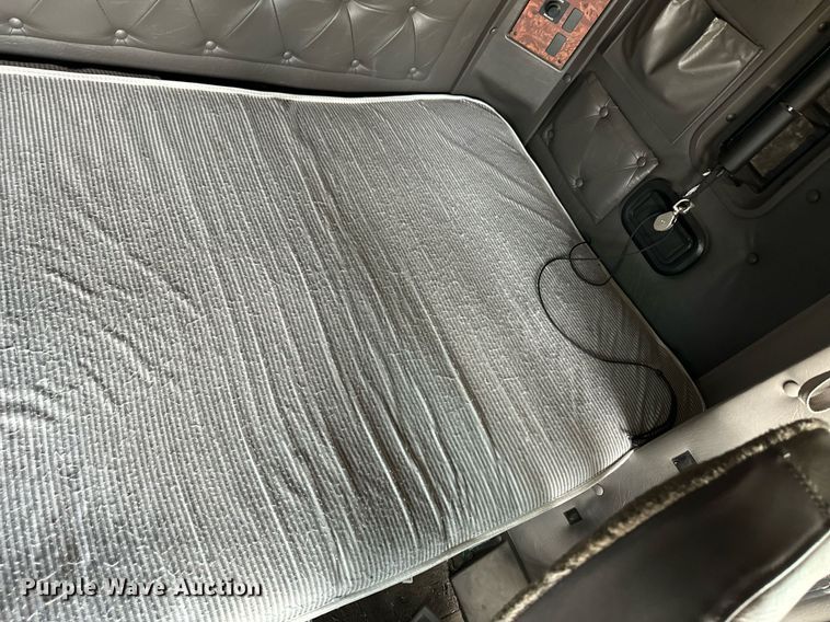 image for item EK9886 2000 International 9200i  semi truck