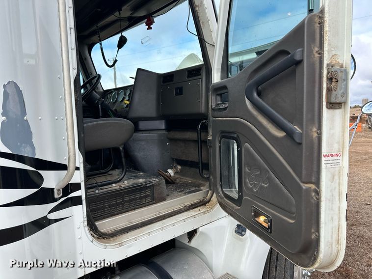 image for item EK9886 2000 International 9200i  semi truck