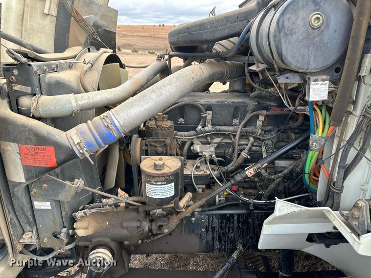 image for item EK9886 2000 International 9200i  semi truck