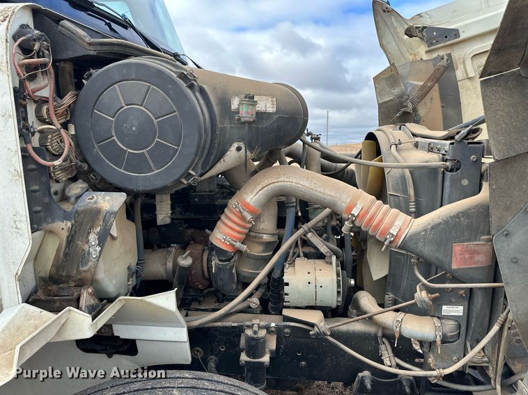 image for item EK9886 2000 International 9200i  semi truck