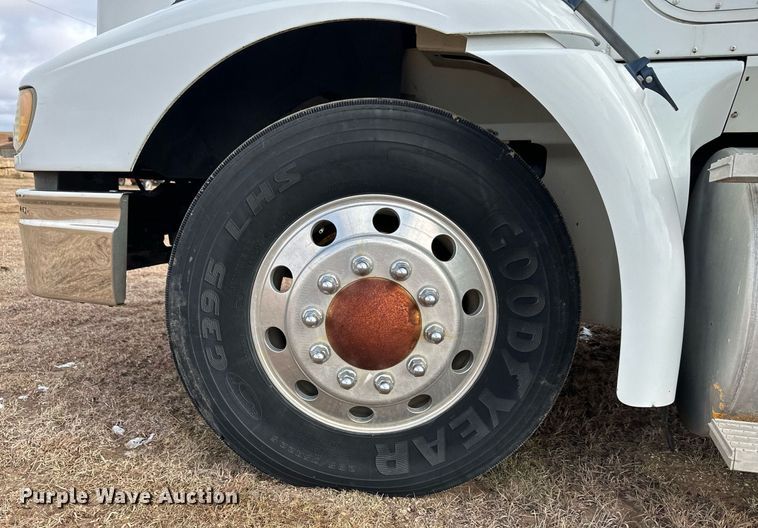 image for item EK9886 2000 International 9200i  semi truck