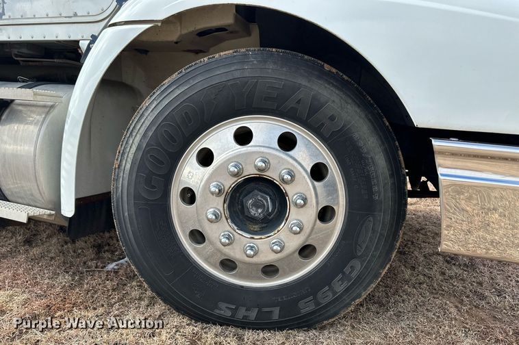 image for item EK9886 2000 International 9200i  semi truck