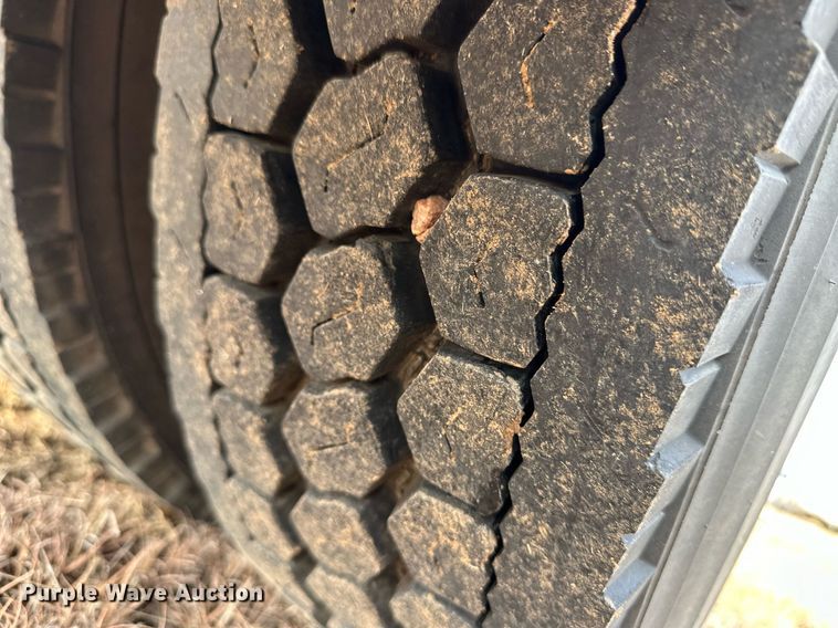 image for item EK9886 2000 International 9200i  semi truck