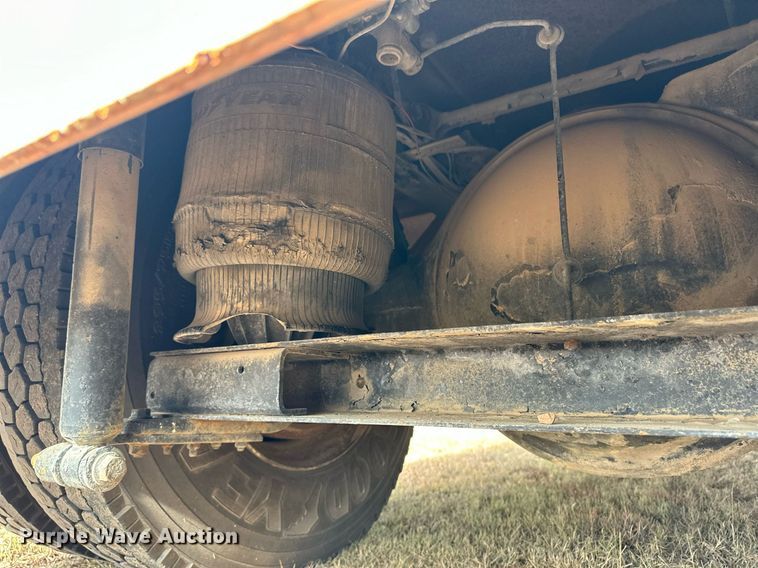 image for item EK9886 2000 International 9200i  semi truck