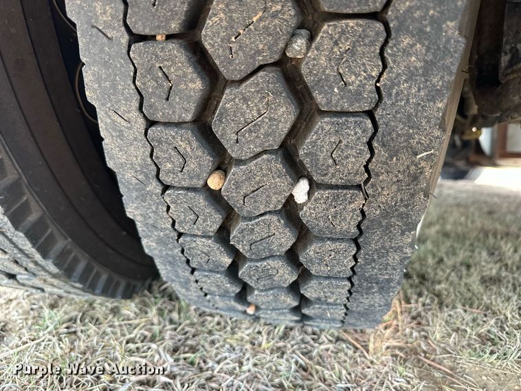 image for item EK9886 2000 International 9200i  semi truck