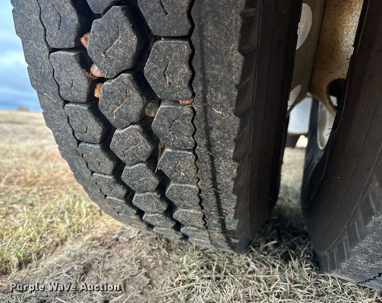 image for item EK9886 2000 International 9200i  semi truck