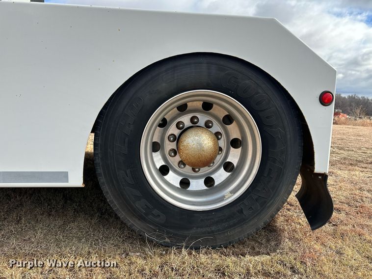 image for item EK9886 2000 International 9200i  semi truck