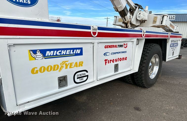 image for item IB9281 2008 Kenworth T370  tire service truck