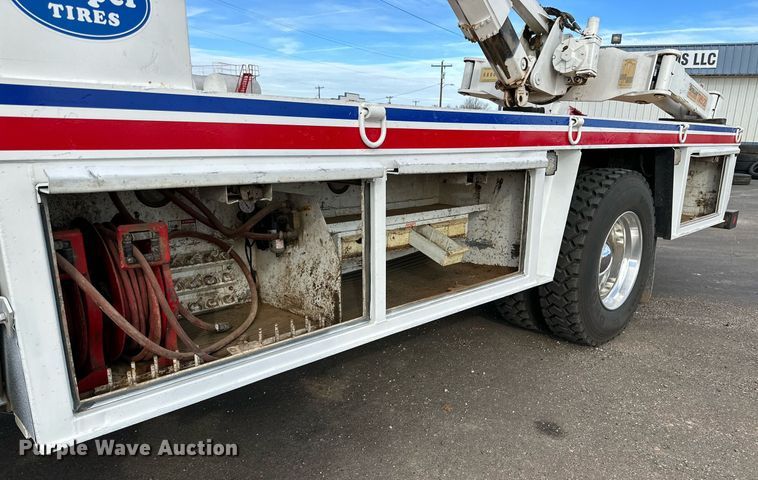 image for item IB9281 2008 Kenworth T370  tire service truck