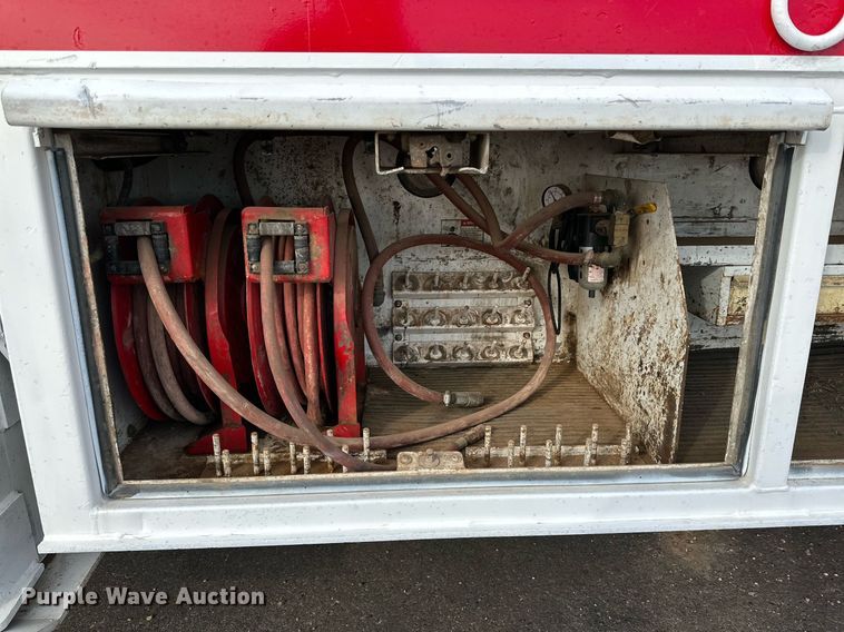 image for item IB9281 2008 Kenworth T370  tire service truck