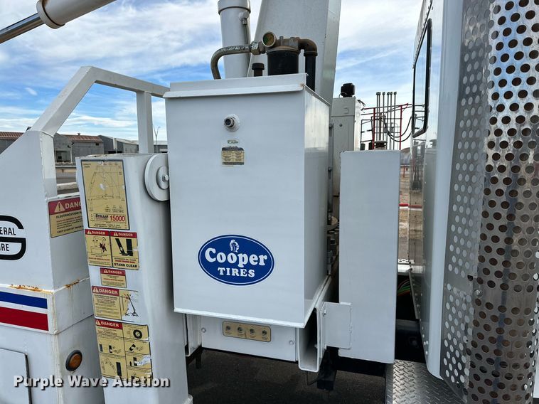 image for item IB9281 2008 Kenworth T370  tire service truck