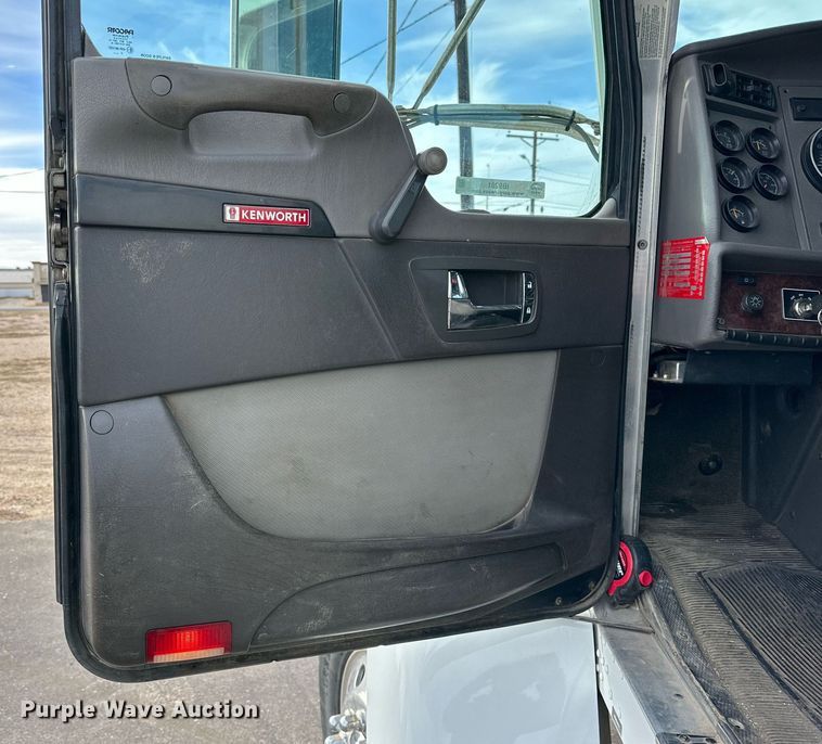 image for item IB9281 2008 Kenworth T370  tire service truck