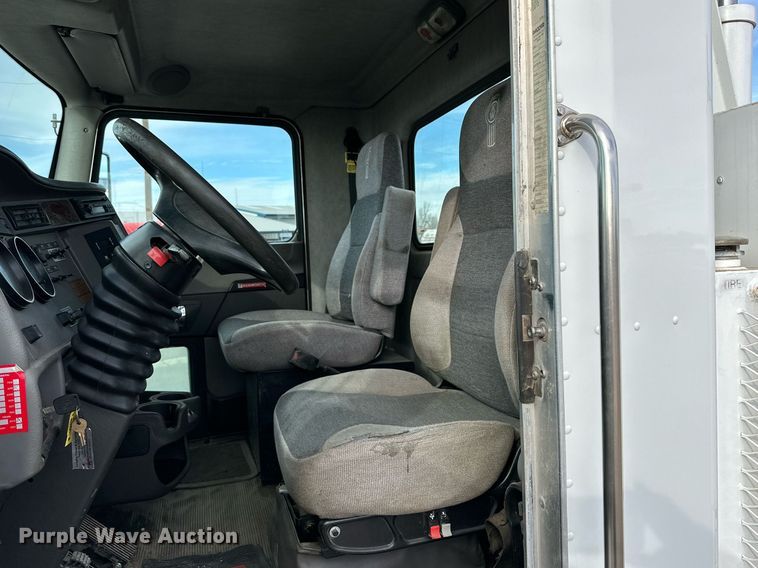 image for item IB9281 2008 Kenworth T370  tire service truck