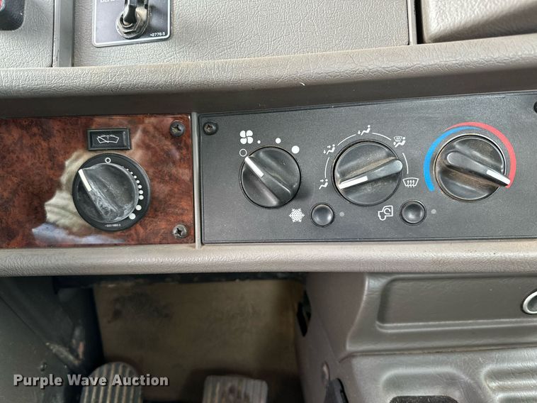 image for item IB9281 2008 Kenworth T370  tire service truck