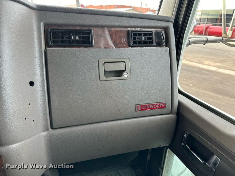 image for item IB9281 2008 Kenworth T370  tire service truck