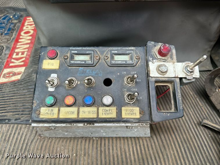 image for item IB9281 2008 Kenworth T370  tire service truck