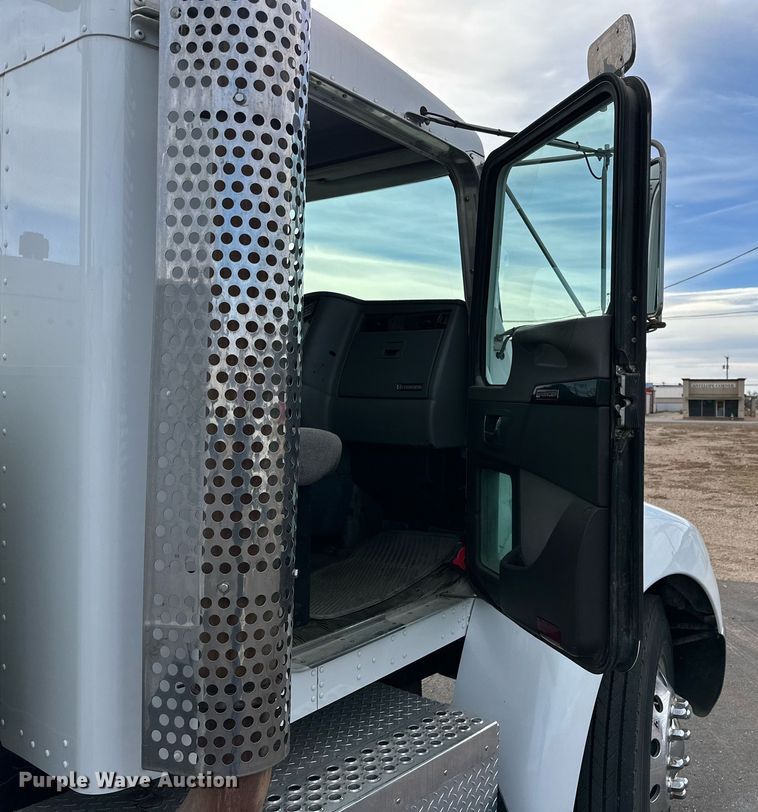 image for item IB9281 2008 Kenworth T370  tire service truck