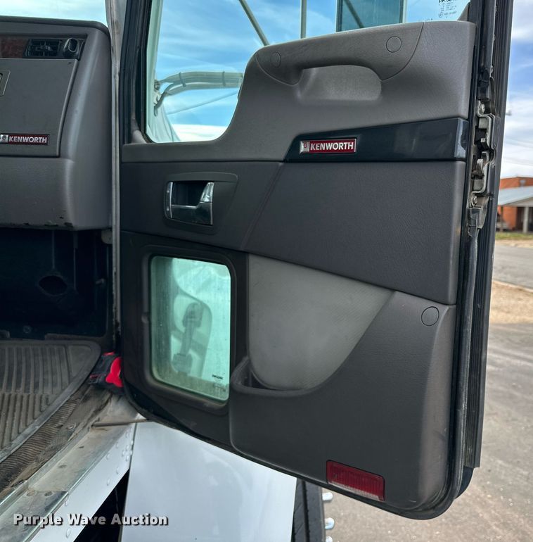 image for item IB9281 2008 Kenworth T370  tire service truck