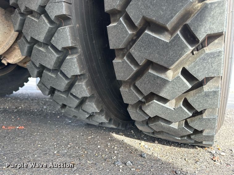 image for item IB9281 2008 Kenworth T370  tire service truck