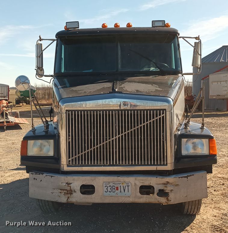 image for item KG9575 1991 White GMC WIA  semi truck