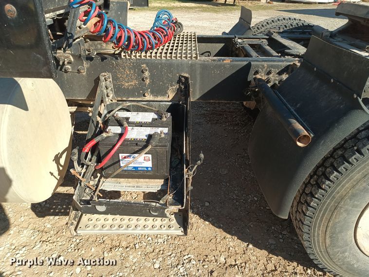 image for item KG9575 1991 White GMC WIA  semi truck