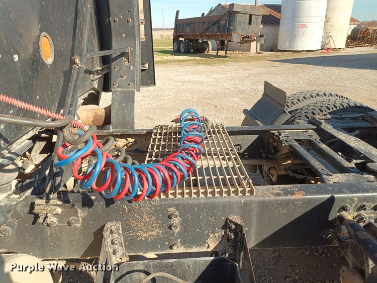 image for item KG9575 1991 White GMC WIA  semi truck