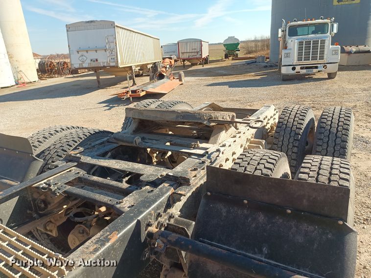 image for item KG9575 1991 White GMC WIA  semi truck