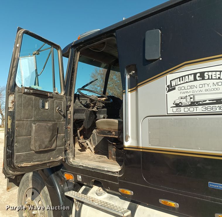 image for item KG9575 1991 White GMC WIA  semi truck