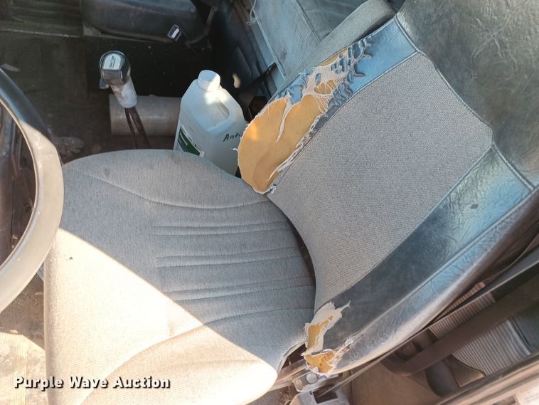 image for item KG9575 1991 White GMC WIA  semi truck