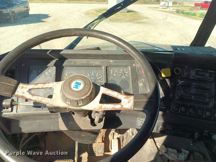 image for item KG9575 1991 White GMC WIA  semi truck