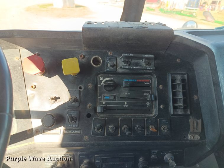 image for item KG9575 1991 White GMC WIA  semi truck