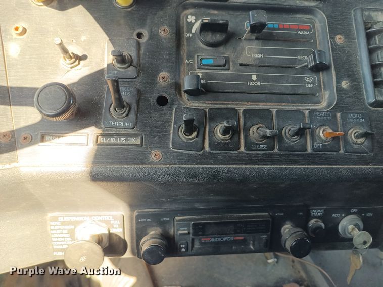 image for item KG9575 1991 White GMC WIA  semi truck