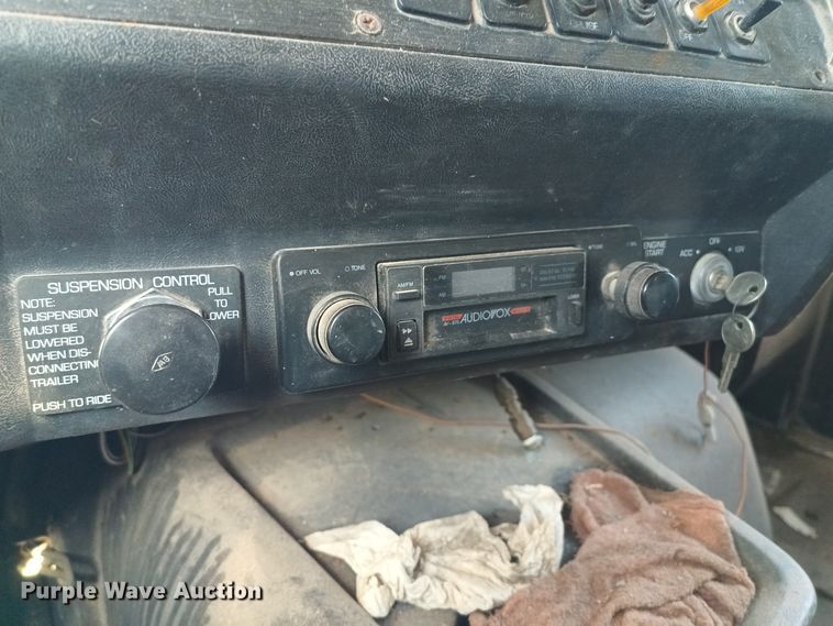 image for item KG9575 1991 White GMC WIA  semi truck