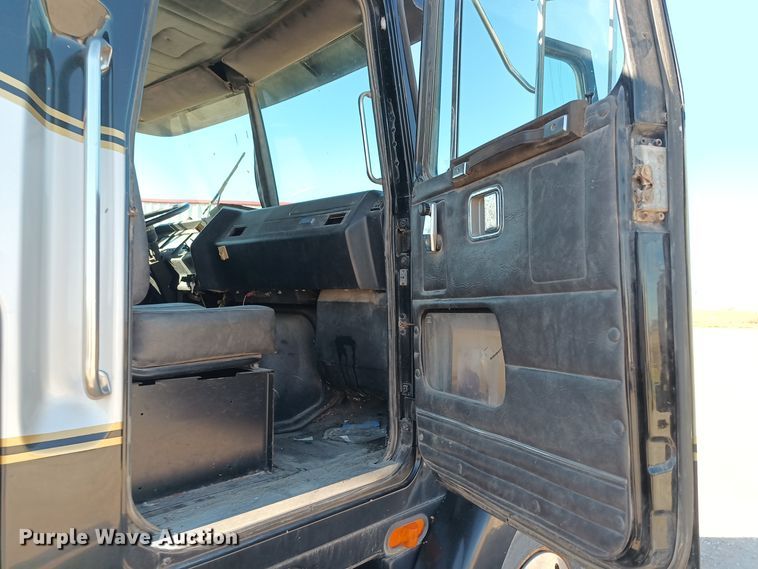 image for item KG9575 1991 White GMC WIA  semi truck