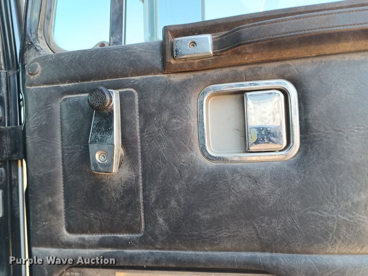 image for item KG9575 1991 White GMC WIA  semi truck