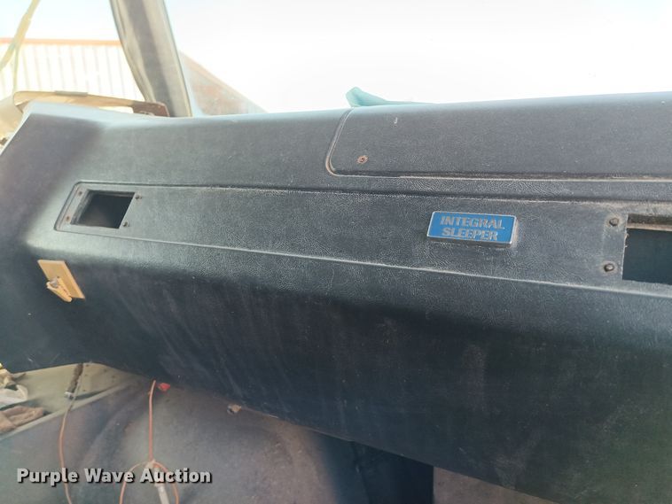 image for item KG9575 1991 White GMC WIA  semi truck