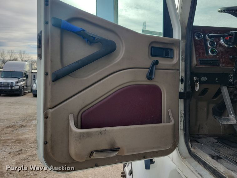 image for item LC9501 2007 International 9400i  semi truck