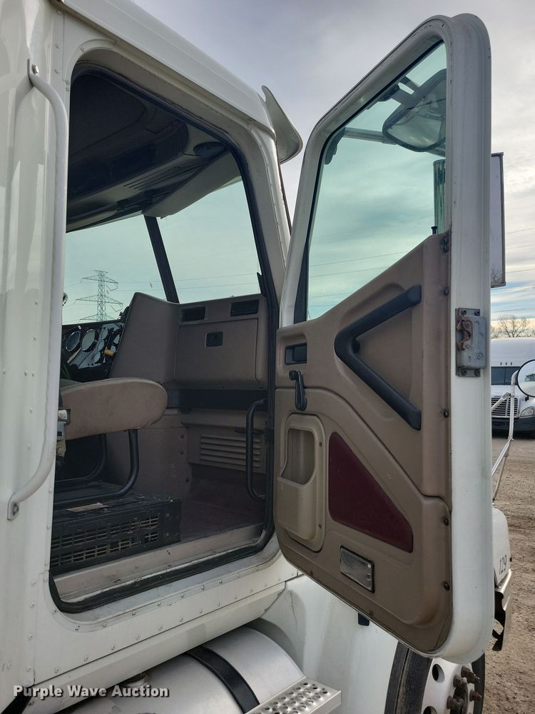 image for item LC9501 2007 International 9400i  semi truck