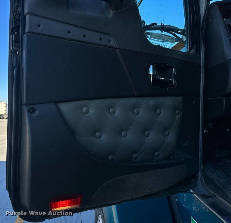 image for item LH9036 2007 Kenworth T800  semi truck