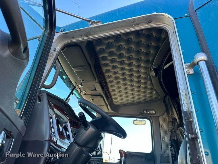 image for item LH9036 2007 Kenworth T800  semi truck