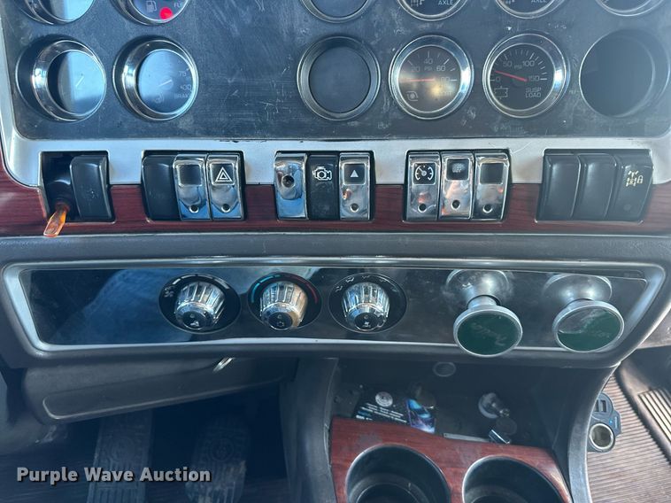 image for item LH9036 2007 Kenworth T800  semi truck