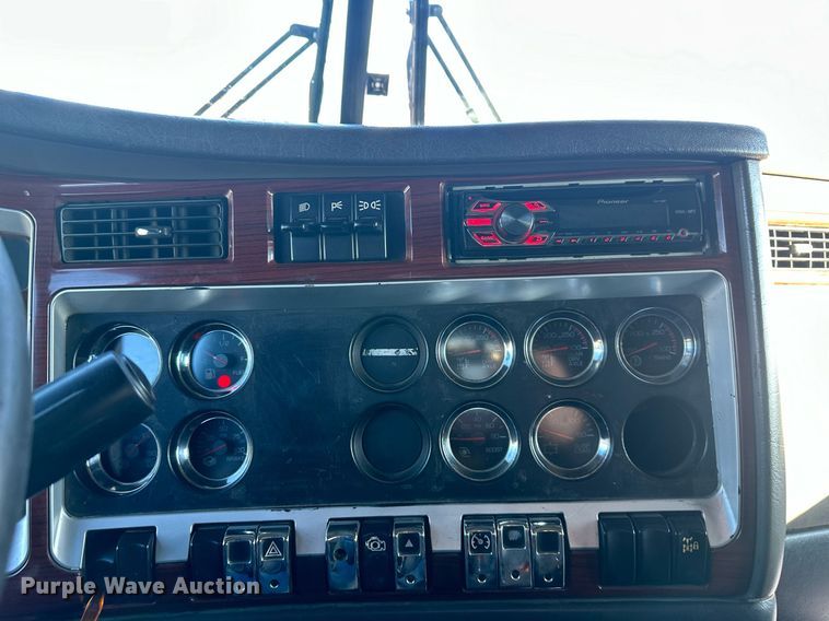 image for item LH9036 2007 Kenworth T800  semi truck