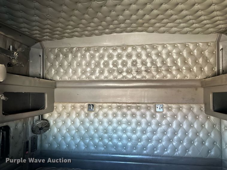 image for item LH9036 2007 Kenworth T800  semi truck