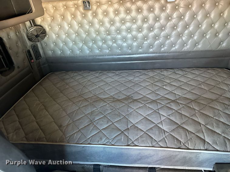 image for item LH9036 2007 Kenworth T800  semi truck