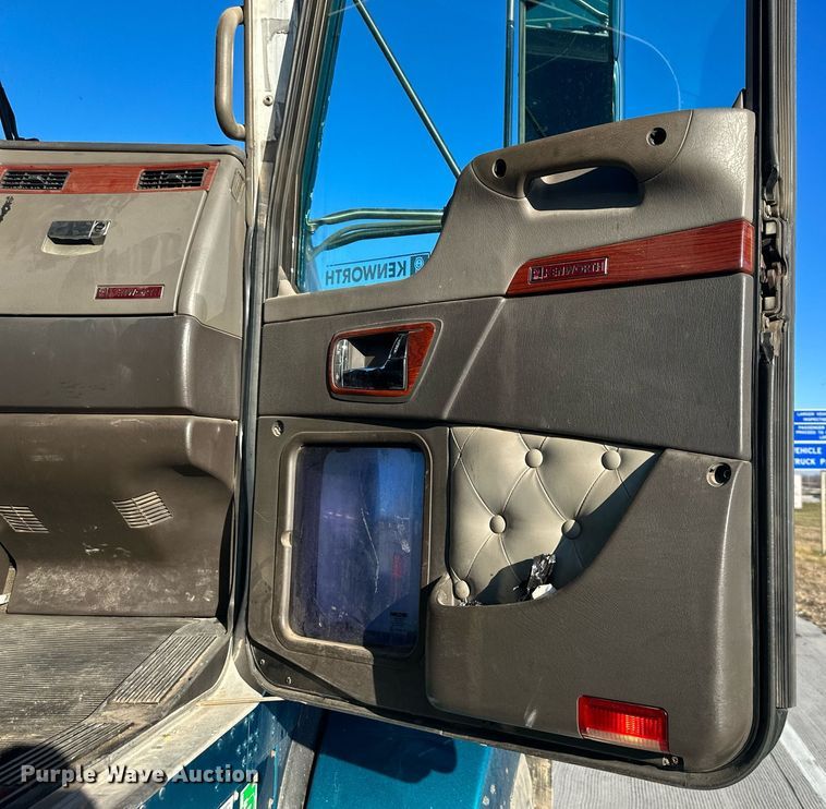 image for item LH9036 2007 Kenworth T800  semi truck