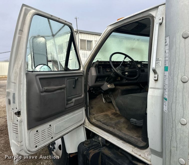 image for item LH9037 1999 Ford F800  box truck