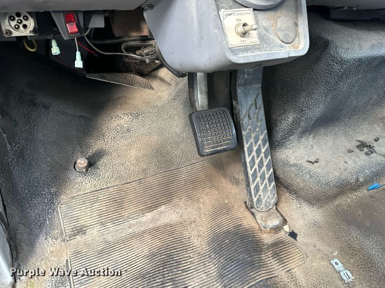 image for item LH9037 1999 Ford F800  box truck